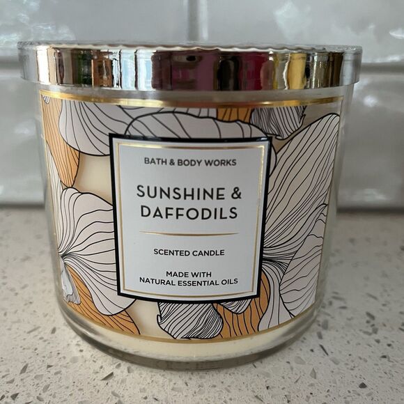 Bath & Body Works Sunshine and Daffodils Scented Candle 14.5oz Brand New - Picture 1 of 4